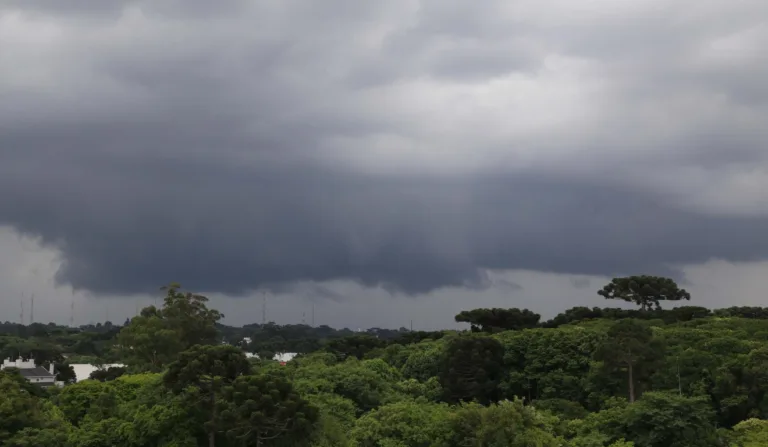 nuvens de chuva sobre Curitiba