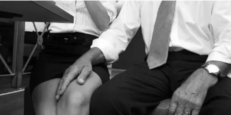 Idoso teria passada a mão na perna da cuidadora, segundo relato da vítima