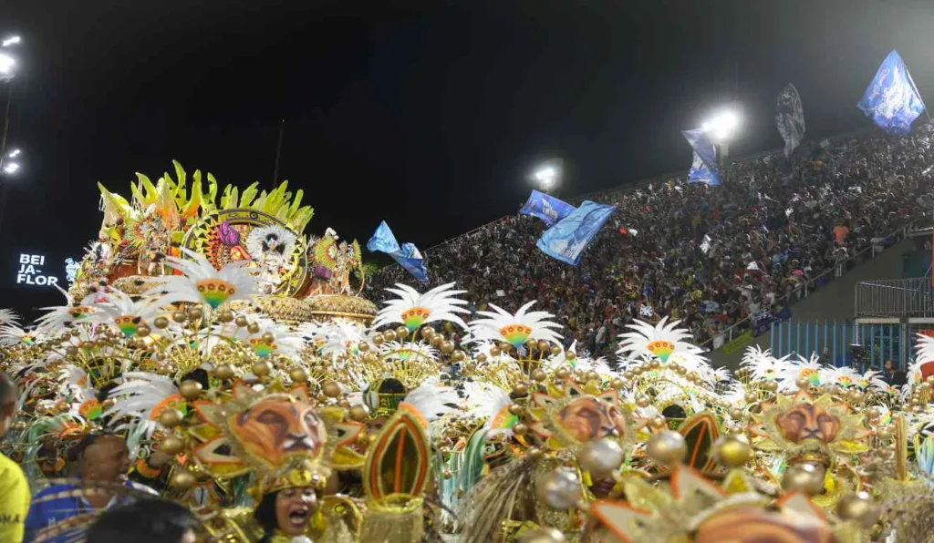 Desfile da Beija-Flor, nas cores dourado e branco.