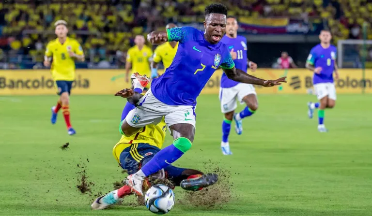 Vinícius Júnior sofre entrada no último Brasil e Colômbia pelas Eliminatórias para a Copa de 2026.