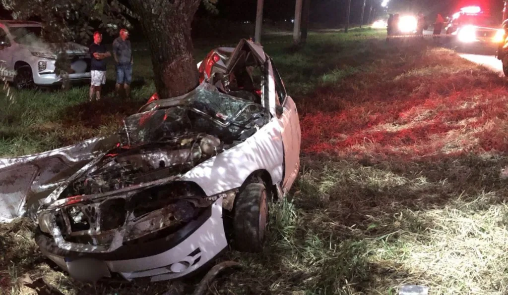 Vídeo mostra momento em que carro roda na pista durante suposto racha e mata jovem