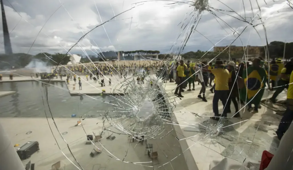 Invasão do Palácio do Planalto por apoiadores de Jair Bolsonaro no dia 8 de janeiro de 2024.