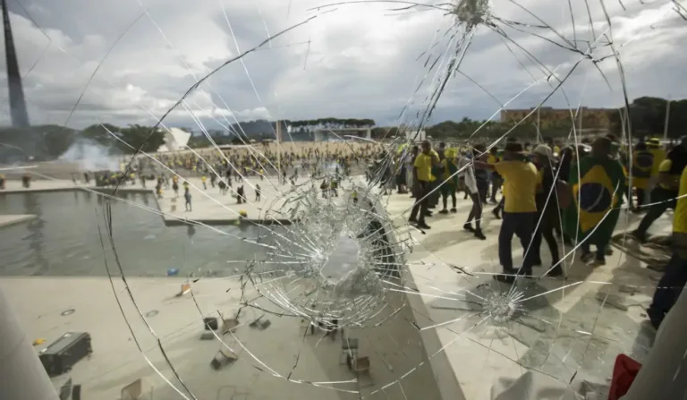 Invasão do Palácio do Planalto por apoiadores de Jair Bolsonaro no dia 8 de janeiro de 2024.