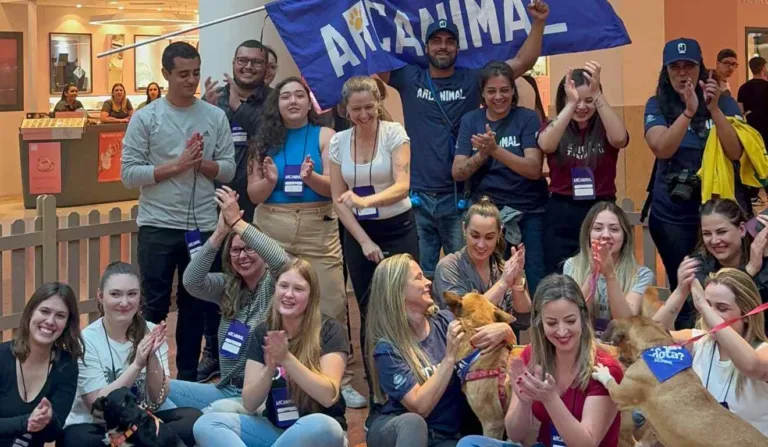 Várias pessoas com cachorro