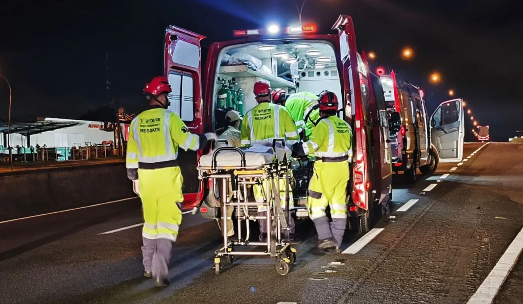 ambulâncias da Arteris e do Siate atendem homem atropelado na BR-116