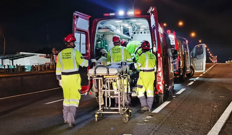 ambulâncias da Arteris e do Siate atendem homem atropelado na BR-116