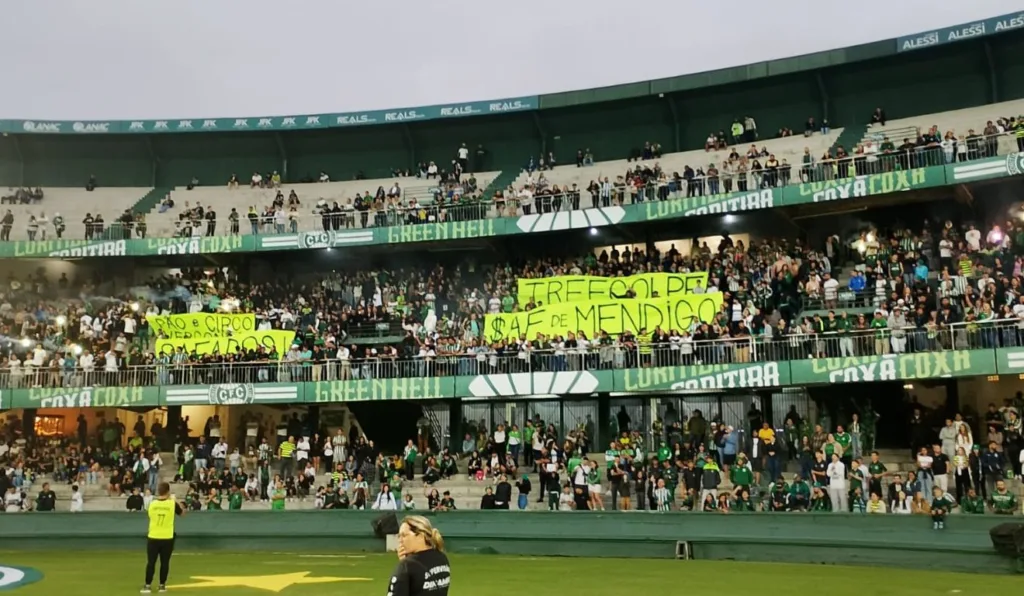 Torcida do Coritiba faz protesto durante amistoso