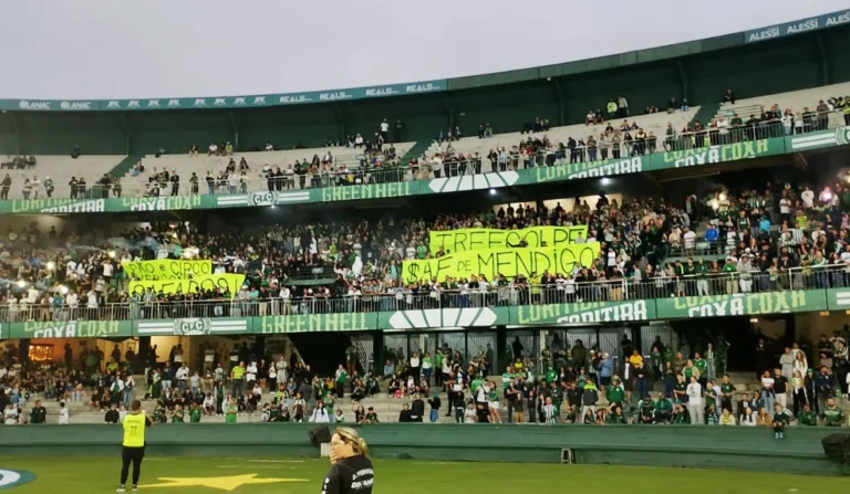 Torcida do Coritiba faz protesto durante amistoso