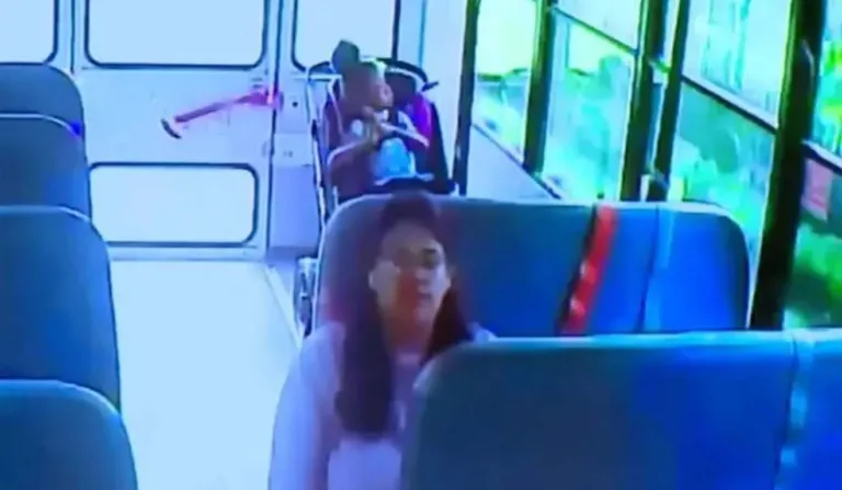 criança em ônibus