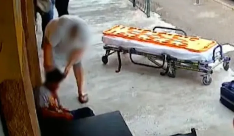 homem baleado sendo socorrido em panificadora em curitiba