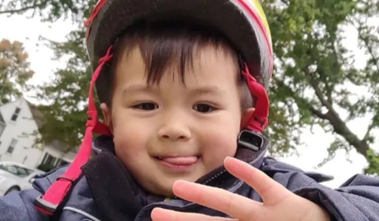 Criança com língua para fora