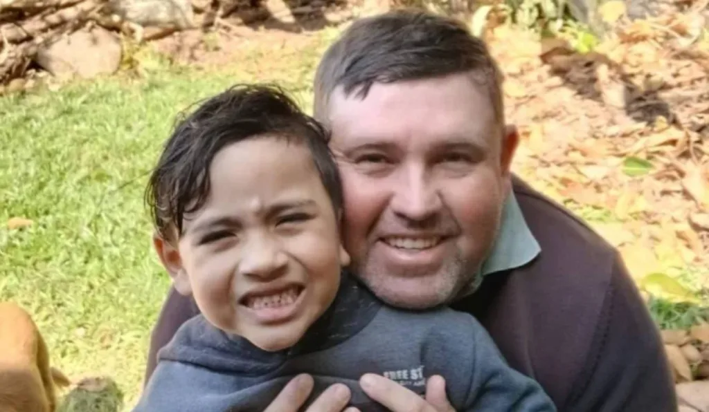 pai junto com filho que jogou da ponte