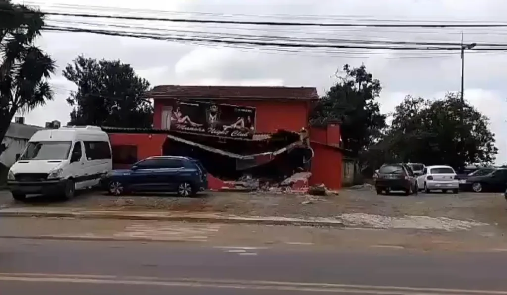 fachada de boate destruída