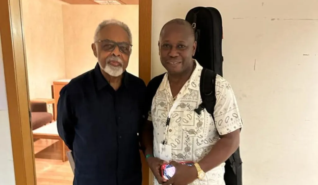 Aurelio Martínez, cantor hondurenho morto em acidente de avião, ao lado de GIlberto Gil