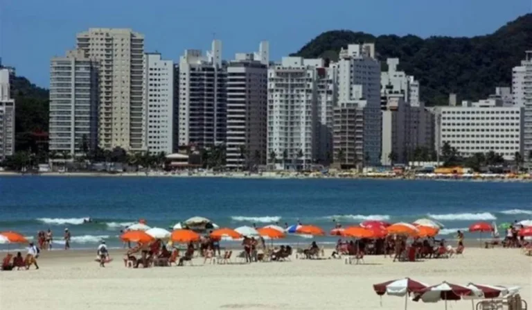 praia do guarujá onde menino desapareceu no mar