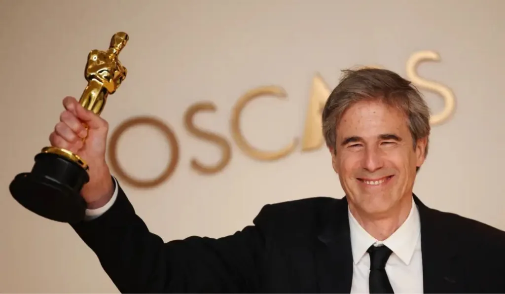 walter salles com a estatueta do oscar de melhor filme internacional