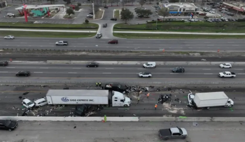 Acidente envolvendo 17 veículos deixa mortos e 11 feridos; motorista estava embriagado