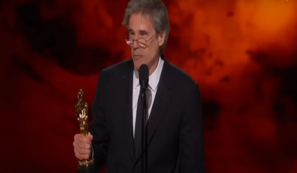 Walter Salles realizando discurso de agradecimento no Oscar.