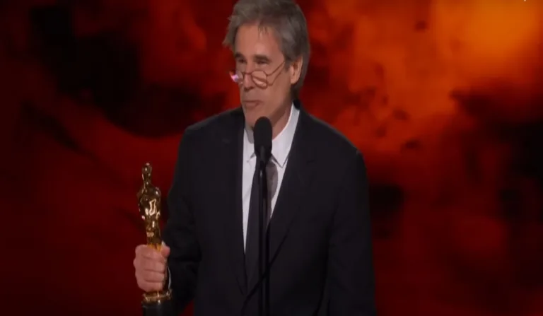 Walter Salles realizando discurso de agradecimento no Oscar.