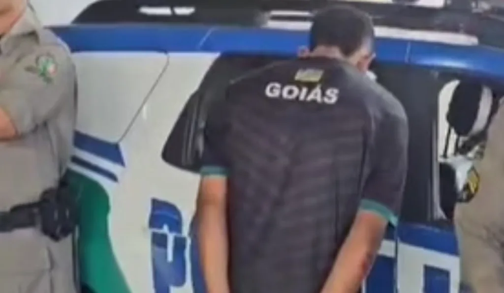 homem sendo preso após sequestrar bebê