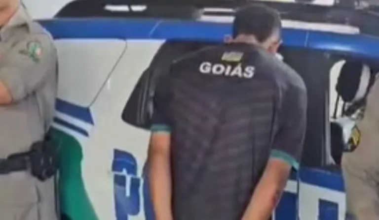 homem sendo preso após sequestrar bebê