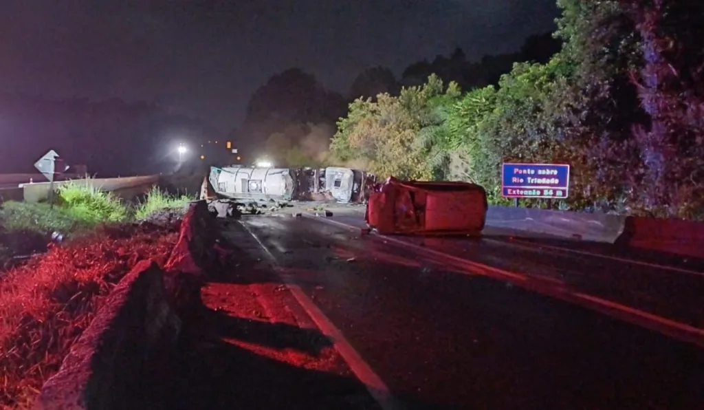 acidente entre carro e caminhão carregado com ácido interdita BR-116