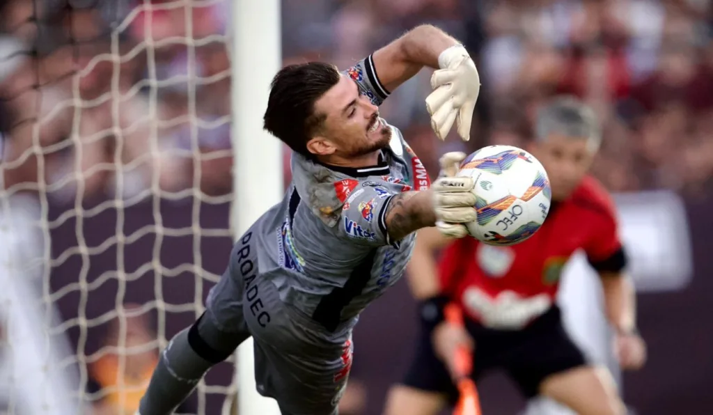 Elias defende o pênalti que deu o título paranaense para o Operário.