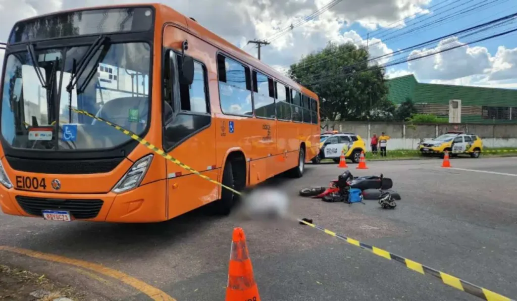 corpo, moto e ônibus ao lado