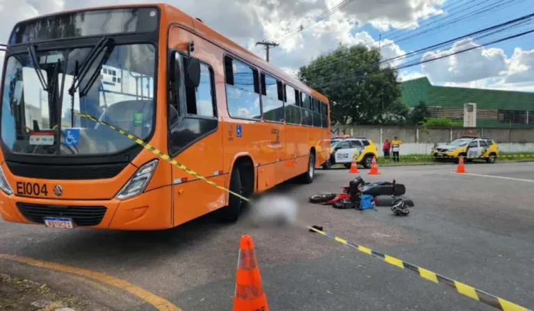 corpo, moto e ônibus ao lado