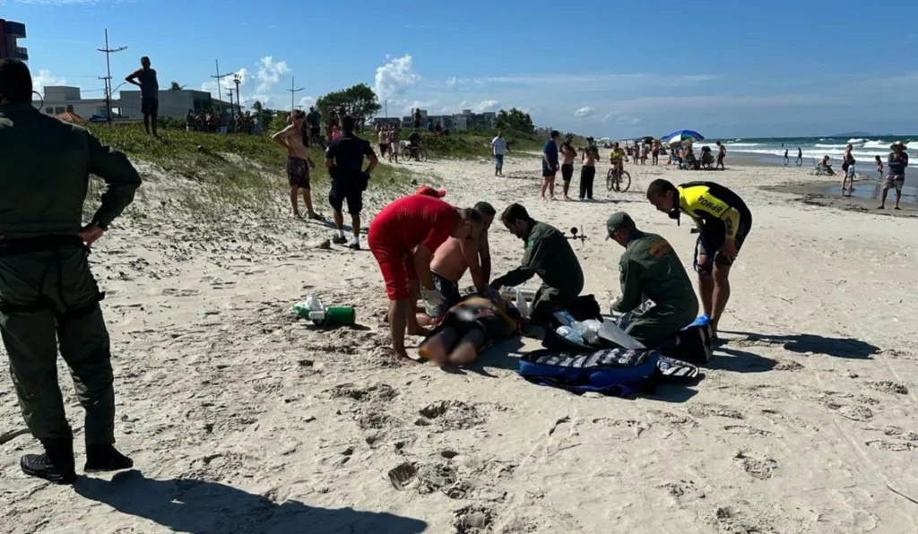 jovem é resgatado após se afogar em Matinhos, mas morre horas depois no hospital