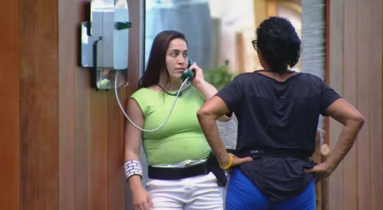 Daniele Hypólito atende o Big Fone (Imagem: Reprodução)