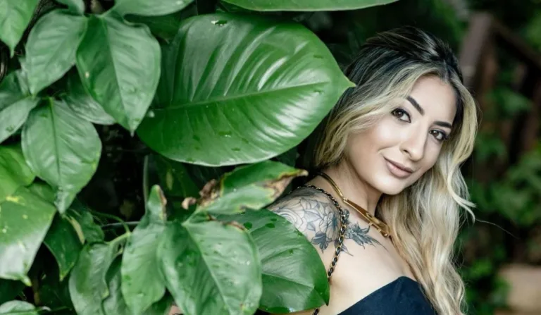 foto de uma mulher ao lado de folhas verdes. Zarhará foi morta a tiros no PR