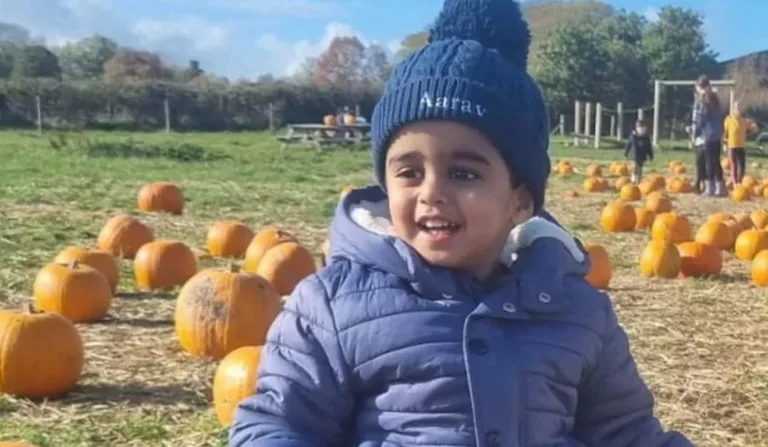 bebê em jardim com touca