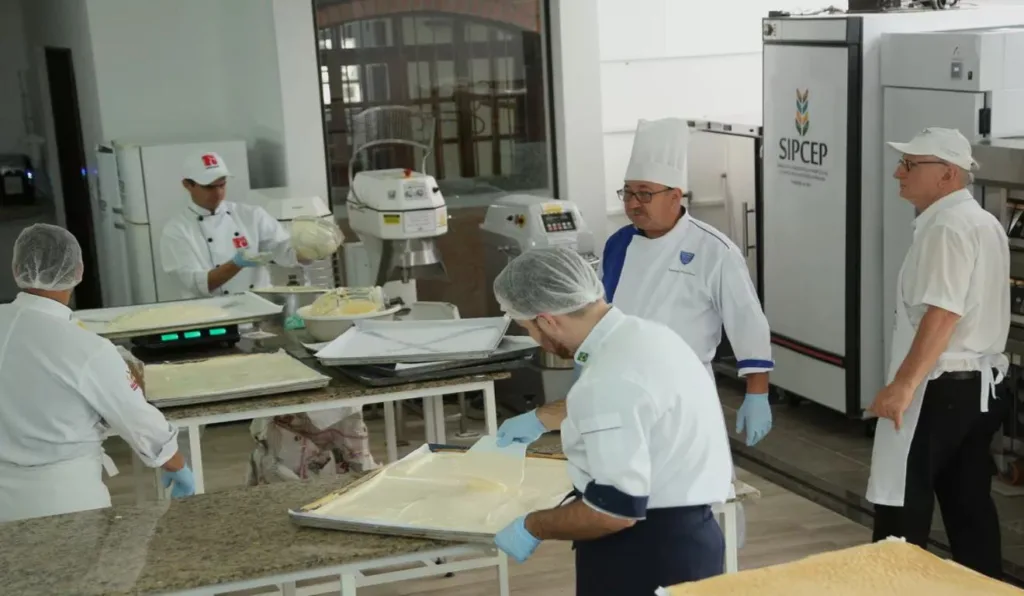 Confeiteiros preparando bolo.