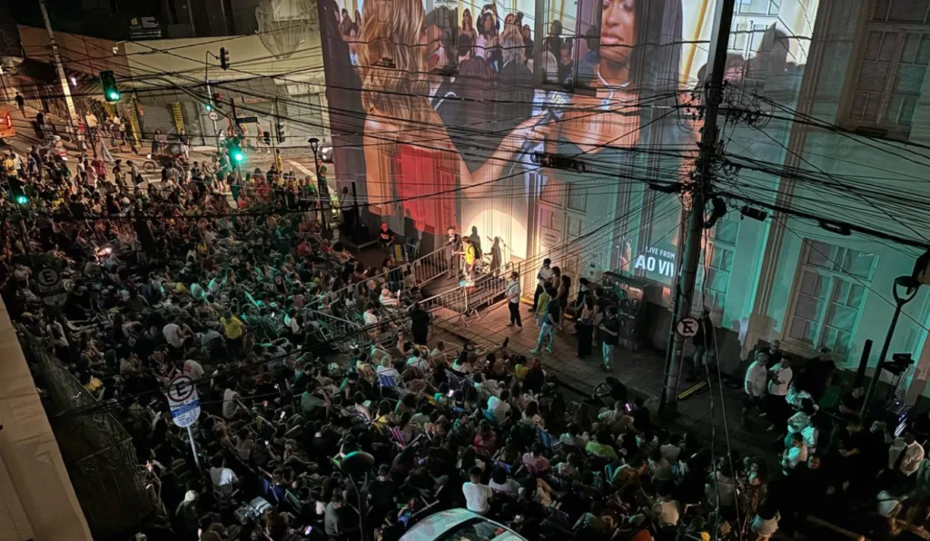 pessoas reunidas no Cine Passeio para torcer ao Ainda Estou Aqui