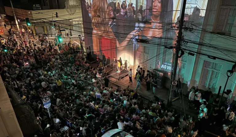 pessoas reunidas no Cine Passeio para torcer ao Ainda Estou Aqui