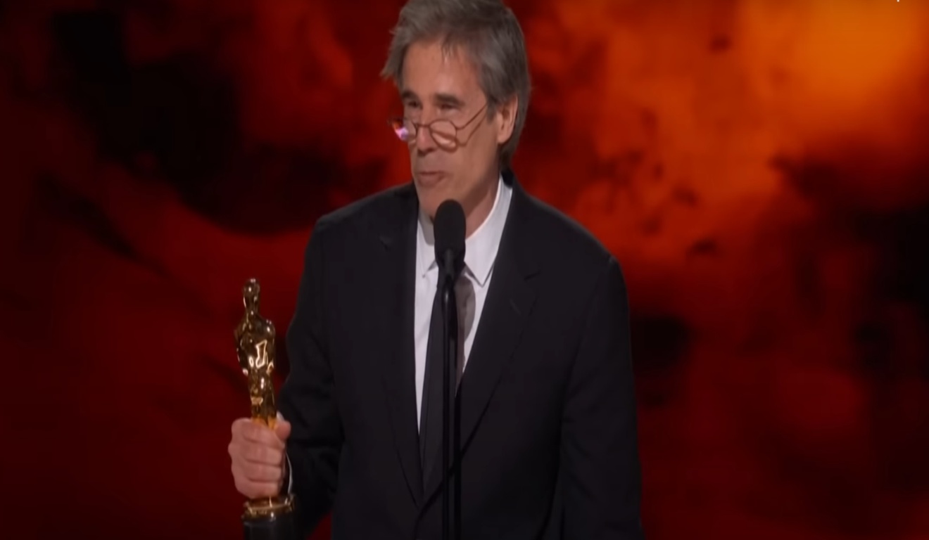 Walter Salles realizando discurso de agradecimento no Oscar.