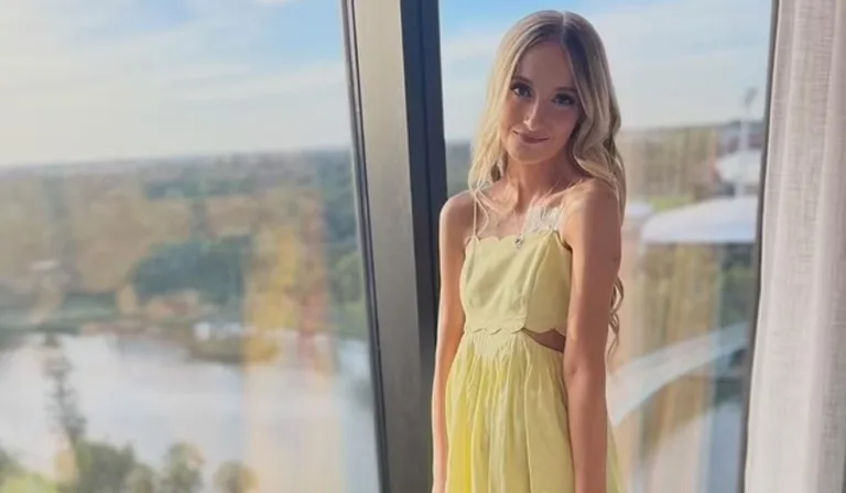 Jovem descobriu doença terminal rara e não consegue comer há 10 anos