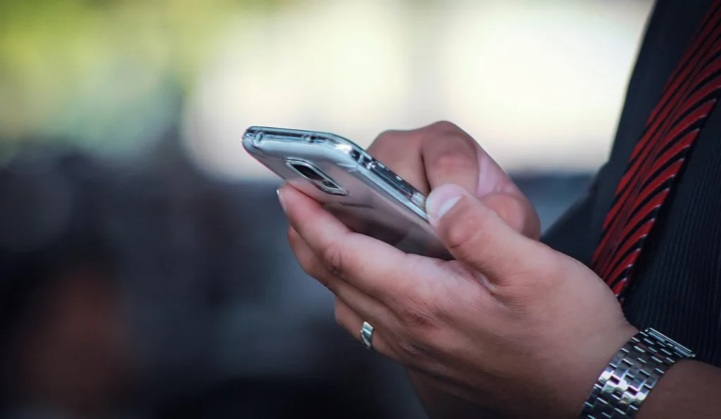 Uma pessoa mexendo no celular.