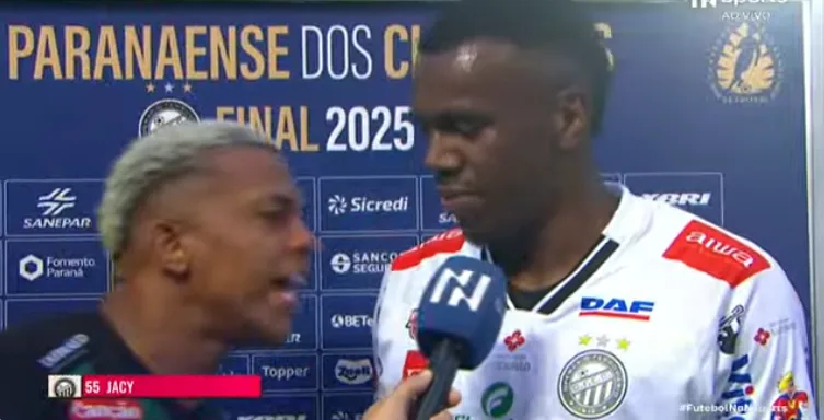Julio, do Maringa, reclama com Jacy, do Operário, após a final do Paranaense.