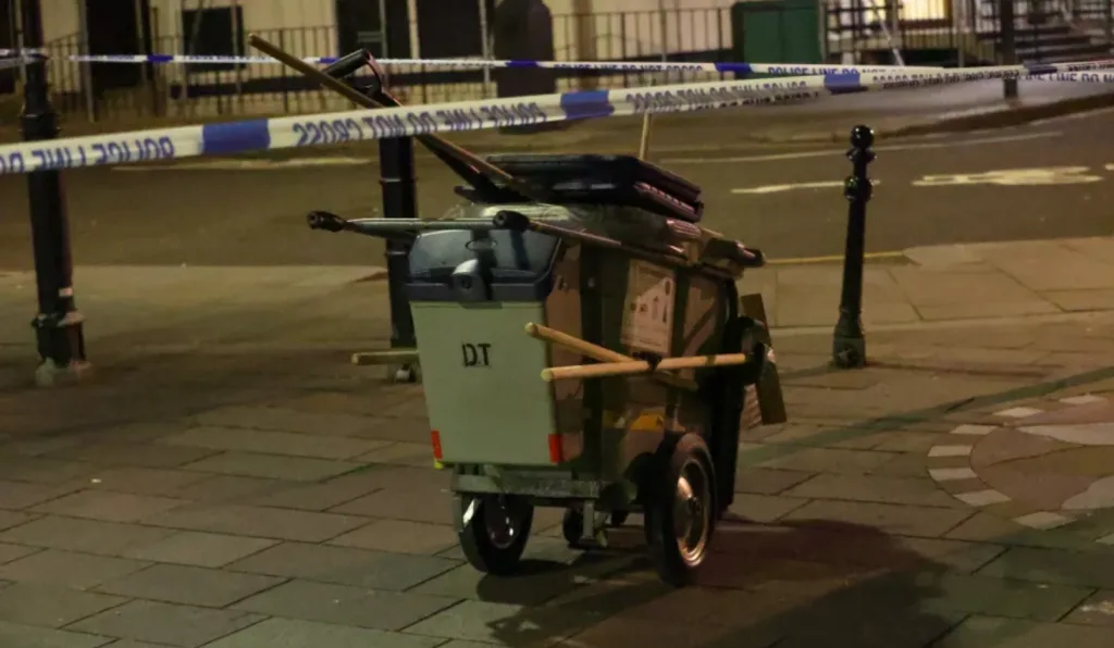 Imagem do carrinho de lixo de um dos garis que encontrou a criança.