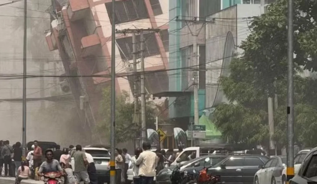 Imagem de prédio desabando após terremoto
