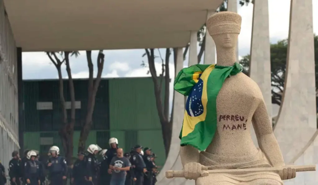 Estátua com pichação "perdeu, mané" com batom vermelho
