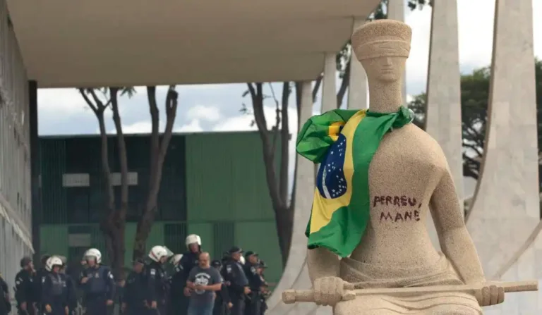 Estátua com pichação "perdeu, mané" com batom vermelho