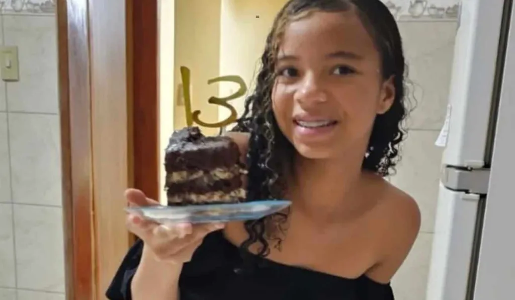 Ingrid Vitória segurando seu bolo de aniversário de 13 anos