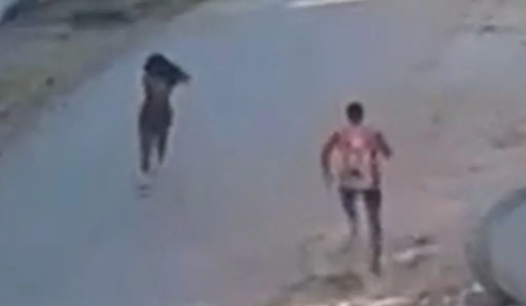 adolescente correndo do estuprador