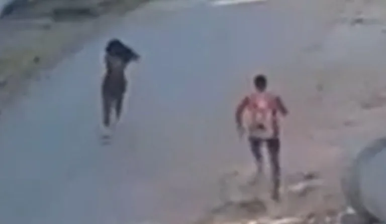 adolescente correndo do estuprador