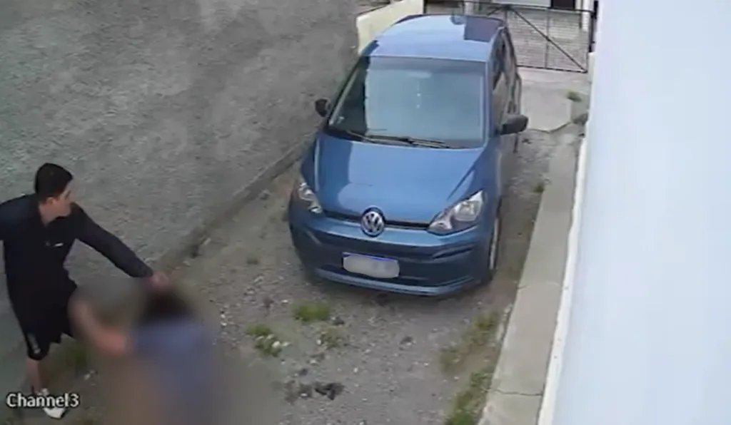 Imagem das câmeras de segurança no momento da agressão.