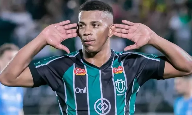 Julio, atacante do Maringá.