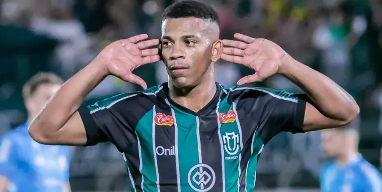 Julio, atacante do Maringá.